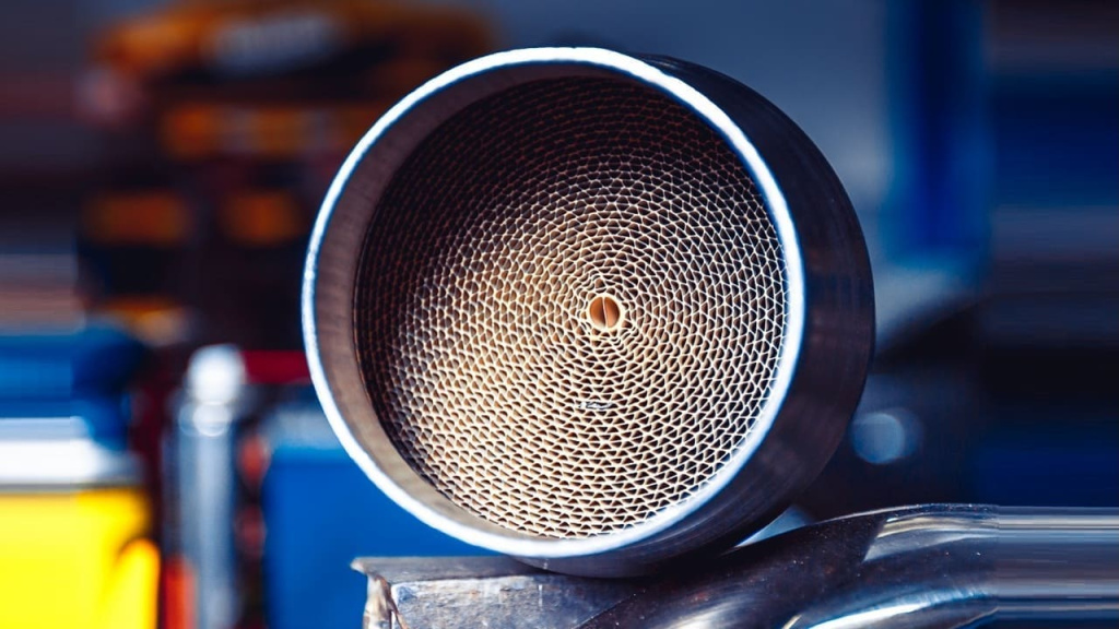 Автомобильный катализатор: что такое, зачем он нужен и как его снять?